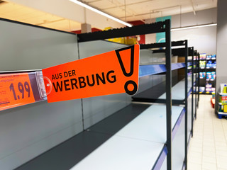 Supermarkt mit leeren Regalen - Coronavirus COVID-19 Krise