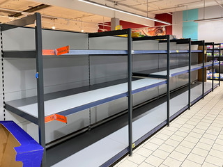 Supermarkt mit leeren Regalen - Coronavirus COVID-19 Krise