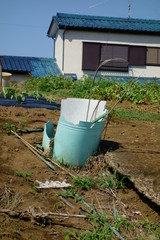 空地の空間に放置された壊れたバケツ廃棄物