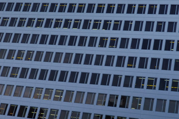 商業地域ビルのオフィスの窓枠がユニーク