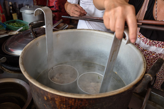 The cooking process of Chinese traditional snacks, noodles served with soy sauce and pansit