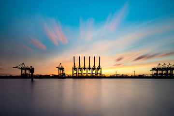 Hamburger Hafen Sonnenuntergang / Harbour Sunset Gate Terminal / Dramatic Sky 