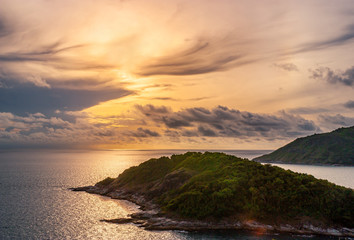 Fototapeta na wymiar Sea sunset or sunrise with colorful of sky and cloud in twilight