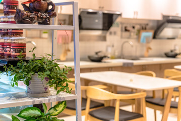 During the family dinner on weekends, wash and cook in the kitchen