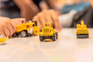 Obraz premium During the family dinner on weekends, wash and cook in the kitchen