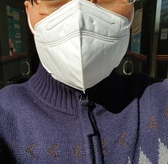 마스크 쓰고 있는 사람