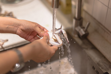 During the family dinner on weekends, wash and cook in the kitchen