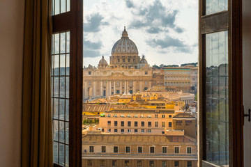 Aussicht Petersdrom durch ein Fenster / Special View through Window to Vatican and St. Peter Basilica