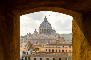 Aussicht Petersdrom durch ein Fenster / Special View through Window to Vatican and St. Peter Basilica