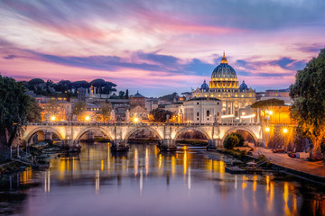 Fototapeta na wymiar Sonnenuntergang Aussicht Petersdrom / Sunset View to Vatican and St. Peter Basilica