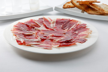 Jamón ibérico en plato, aperitivo. Jamón ibérico en plato, aperitivo.