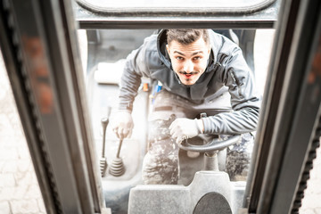 freundlicher Staplerfahrer bei der Arbeit