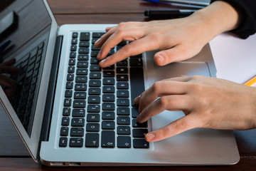 Fototapeta na wymiar hands using the keyboard of a laptop