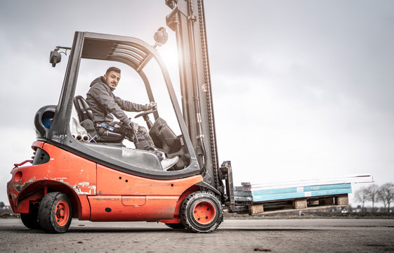 Staplerfahrer bei der Arbeit