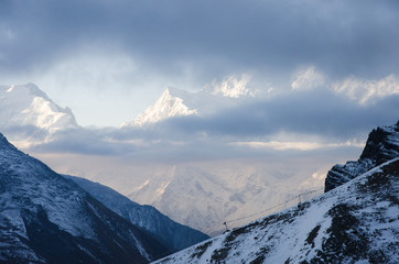 Grandes montañas nevadas del Himalaya con grandes nubes