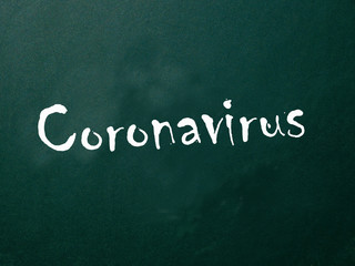 Obraz premium Kreidetafel mit der Aufschrift Coronavirus