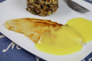 filet de tilapia et riz dans une assiette