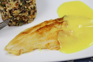 filet de tilapia et riz dans une assiette