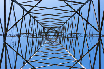 Strommast in der Mitte von unten unter blauem Himmel