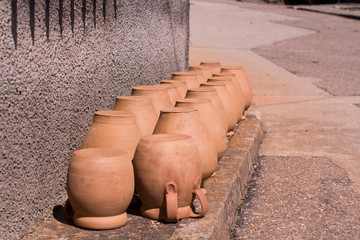 Jarrones al sol hechos a mano en la calle