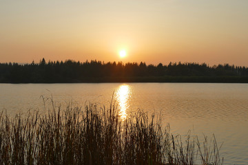 Fototapeta premium Brightly colored sunset at the beautiful Blue River