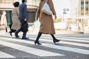 横断歩道を渡る女性