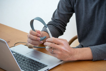 パソコンとヘッドセットを利用した在宅勤務のイメージ画像