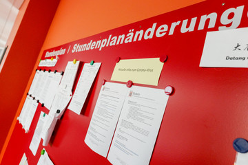 Aushang zur Corona-Krankheit in einer Schule