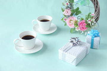 Obraz na płótnie Canvas ラナンキュラスのリースとプレゼントとコーヒー
