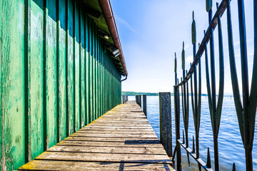 Obraz premium old wooden jetty at a lake