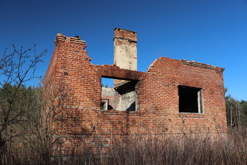 Spalony dom, ruiny