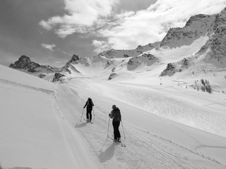 Skieurs de ski de randonnée et alpiniste en montagne qui skient sur la neige et la glace en plein...