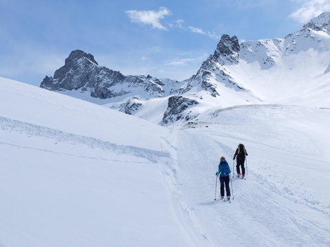 Skieurs de ski de randonn&eacute;e et alpiniste en montagne qui skient sur la neige et la glace en plein soleil des alpes dans le Queyras de saint V&eacute;ran