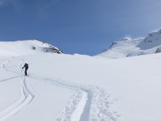 Skieurs de ski de randonn&eacute;e et alpiniste en montagne qui skient sur la neige et la glace en plein soleil des alpes dans le Queyras de saint V&eacute;ran