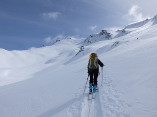 Skieurs de ski de randonnée et alpiniste en montagne qui skient sur la neige et la glace en plein soleil des alpes dans le Queyras de saint Véran