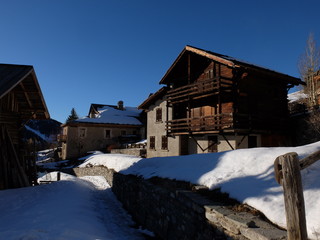 Village de maison en bois de montagne des alpes du Queyras saint véran avec église clocher sous...