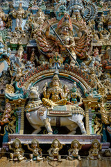 Obraz premium Madurai, India - March 2020: Detail of the gopuram of the Hindu Meenakshi Amman Temple on March 10, 2020 in Madurai, India.