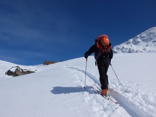 Fototapeta na wymiar Arrivée au refuge en ski de rando en montagne sous la neige en hiver dans les alpes