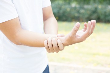 Men have wrist pain while exercising.