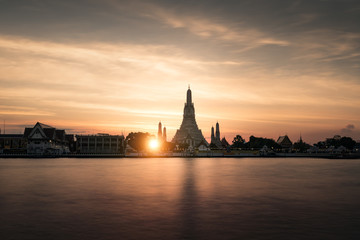Fototapeta na wymiar Wat arun temple, bangkok, thailand, during sunset with reflects on the water 