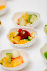 Obstsalat in weißen Schalen