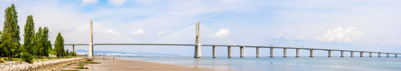 Vasco da Gama-Brücke, eine Schrägseilbrücke, flankiert von Viadukten und Rangeviews, die den Tejo in Lissabon, Portugal, überspannt