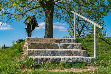 Treppen zu einem Aussichtsplatz mit Wegkreuz