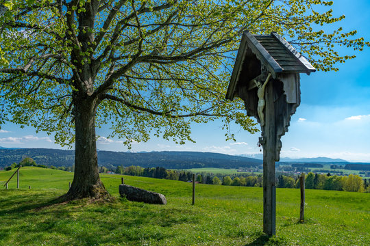 Marterl auf einer idyllischen Anh&ouml;he in der Landschaft