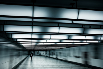 coronavirus covid 19 tunnel métro transport commun accès marcher seul