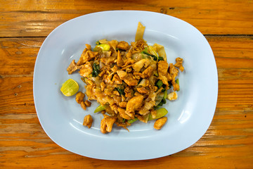 Fried noodles with chicken .