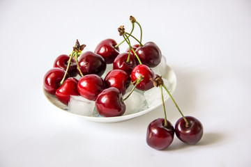 Fototapeta na wymiar cherries in a glass bowl with ice