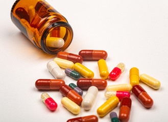 Flacon de médicaments et gellules diverses