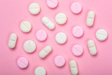 Gros plan de pilules roses et blanches