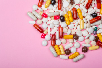 Ensemble de médicaments sur fond rose